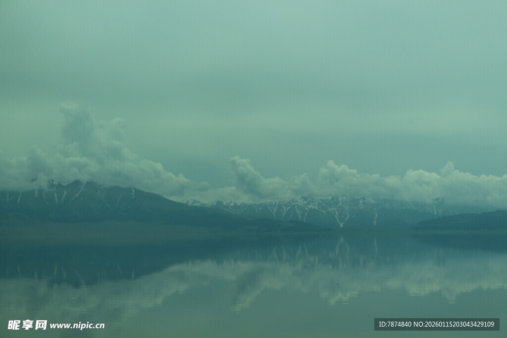 宁静湖面与远处朦胧山峦