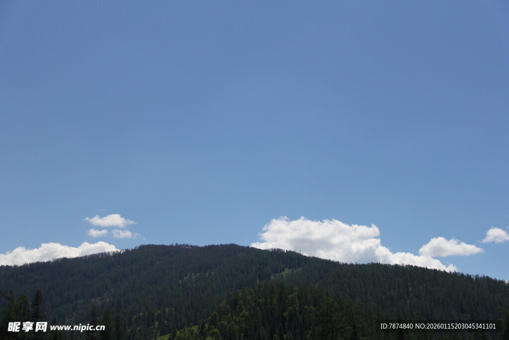 蓝天白云下的青山景色