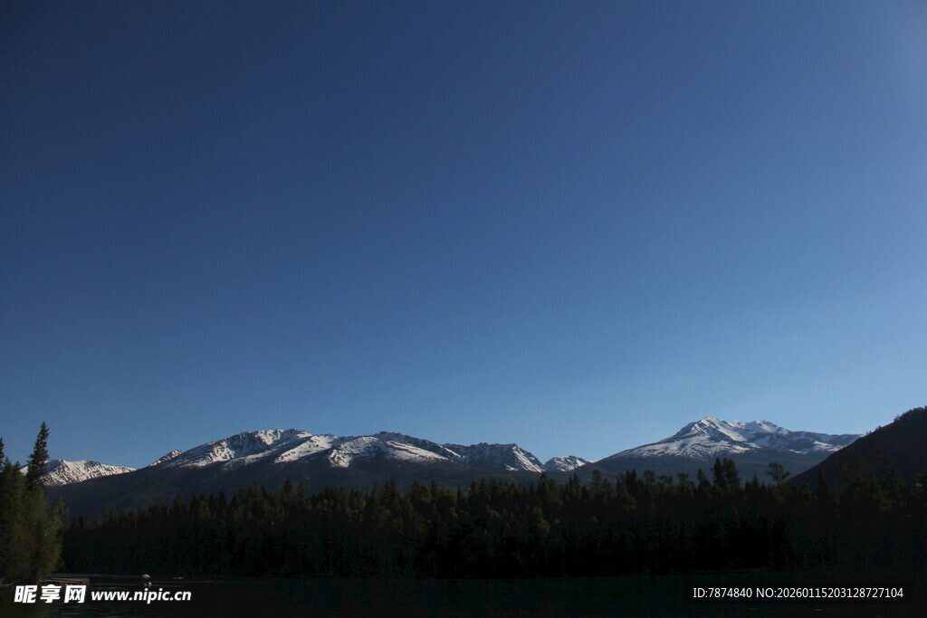 雪山蓝天森林壮美风光