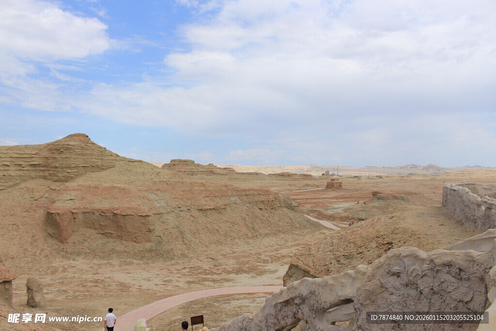 荒漠山丘间的徒步风景