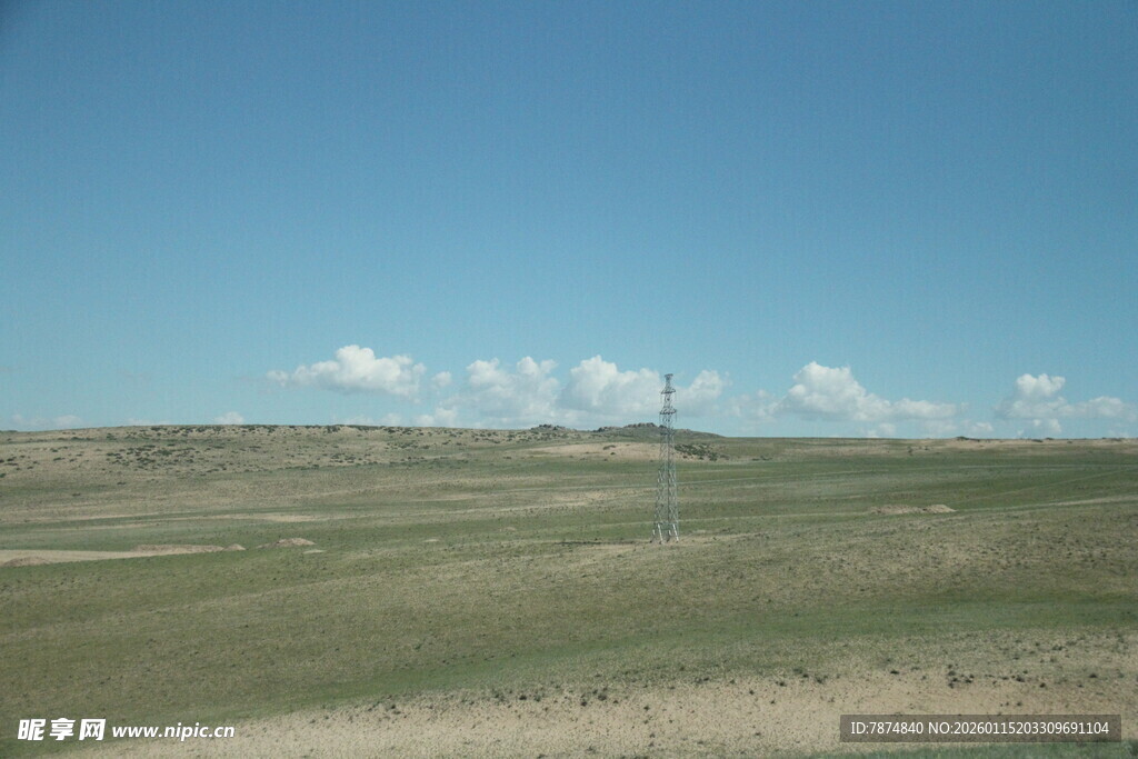 广袤草原上的蓝天与风车