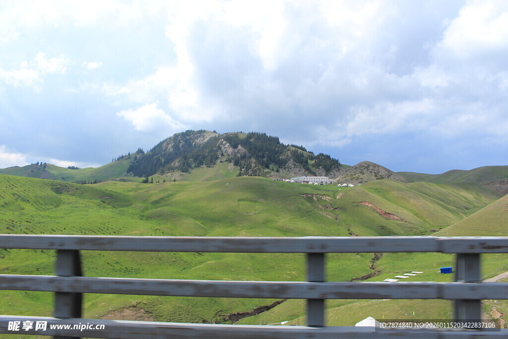 草原上的远山与木栏杆
