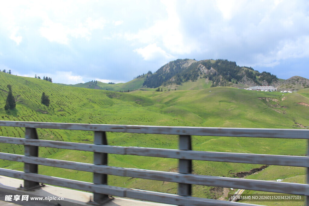山间绿野木栏风景