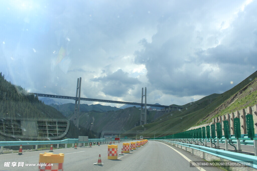 壮丽山间大桥公路景观