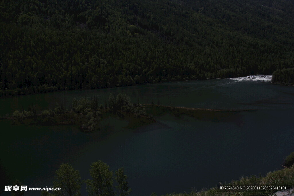 静谧山水间的自然风光