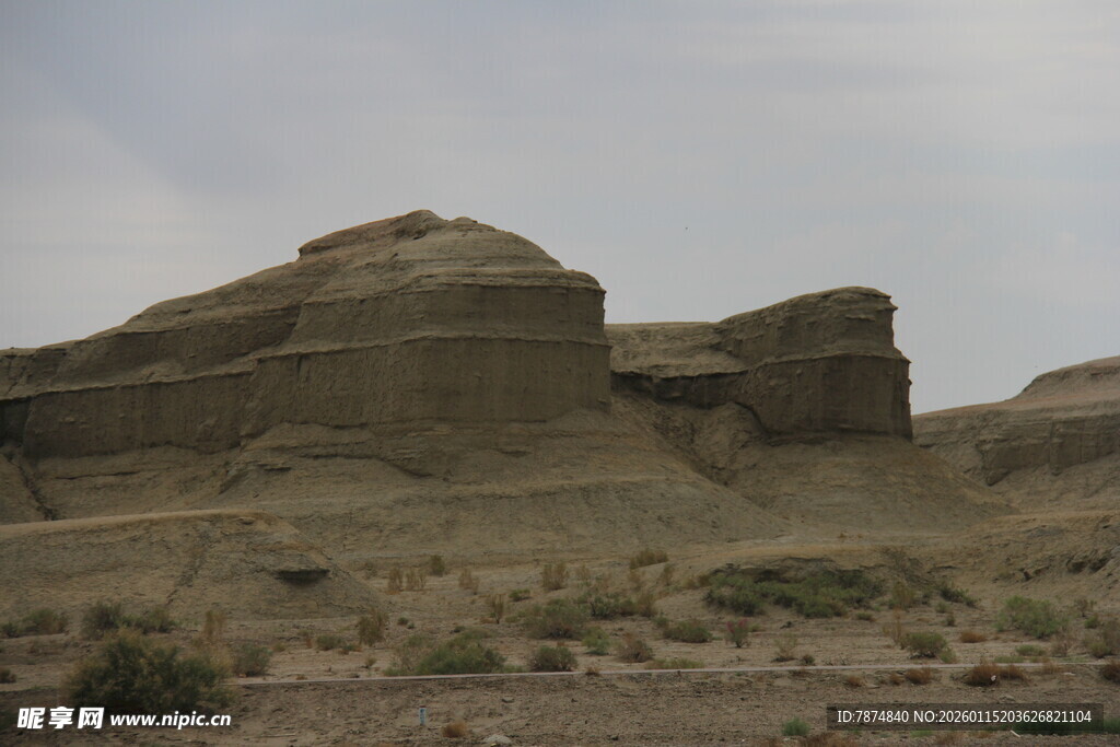 荒凉戈壁中的奇特岩石景观