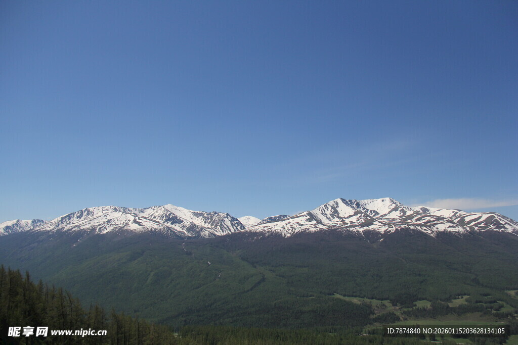 雪山远景 蓝天绿树相伴