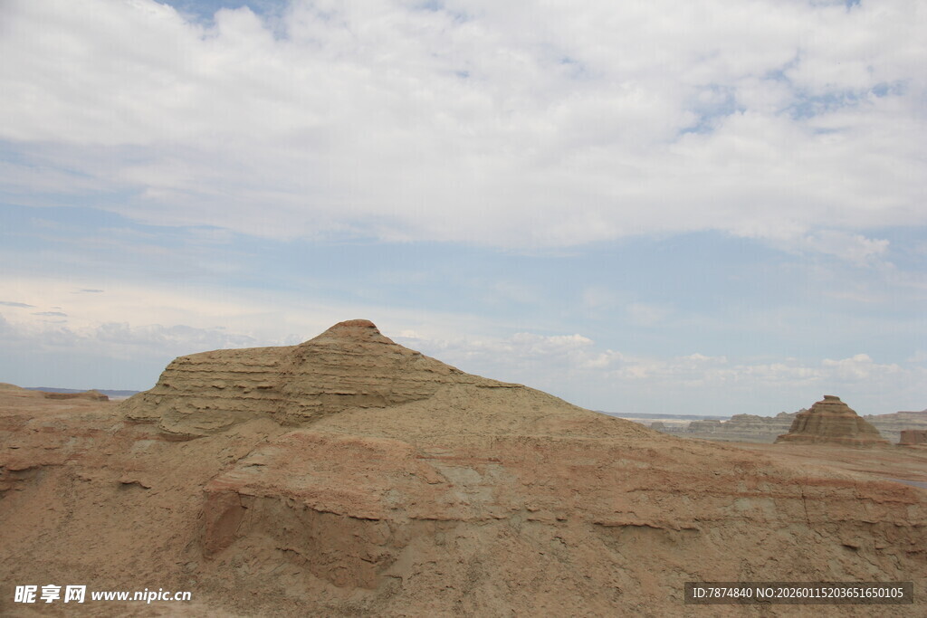 荒凉戈壁山丘景观