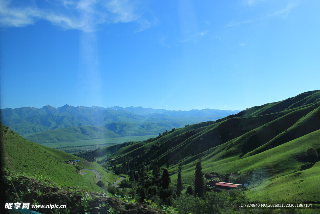 青山蓝天间的秀丽山谷