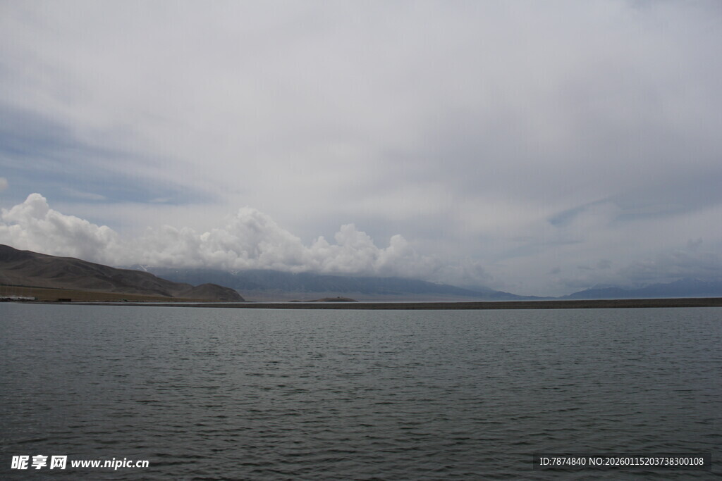 广阔湖面与天边低垂云层