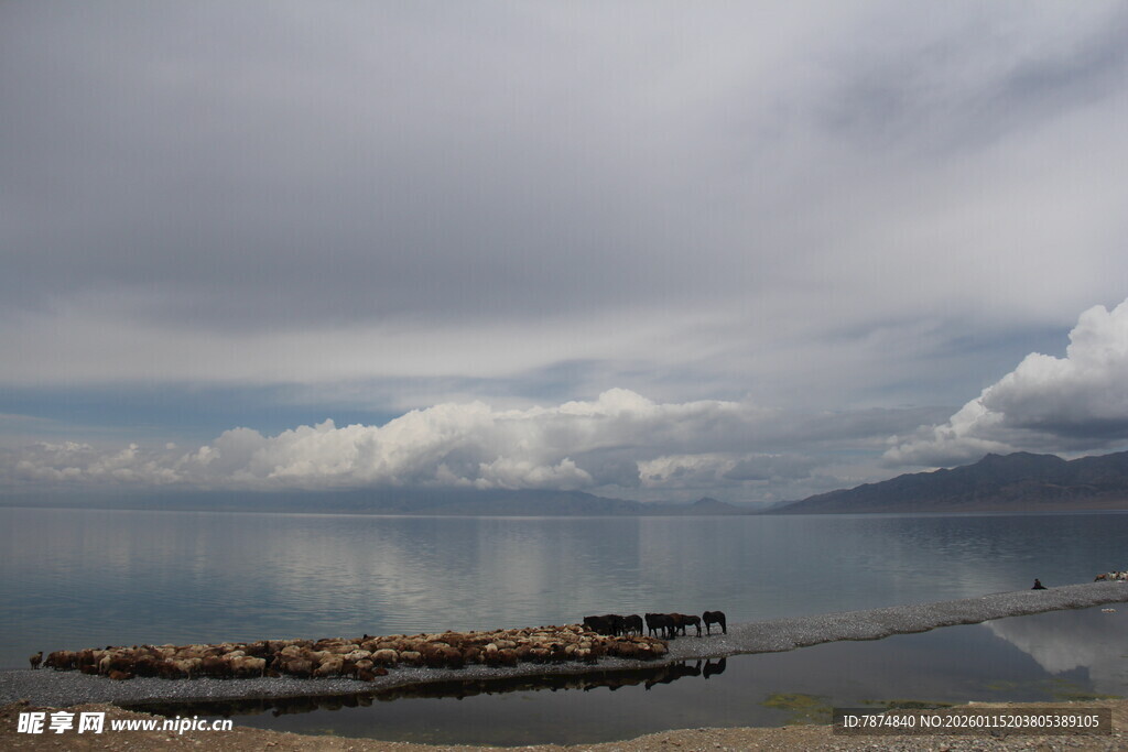 宁静湖畔码头风景