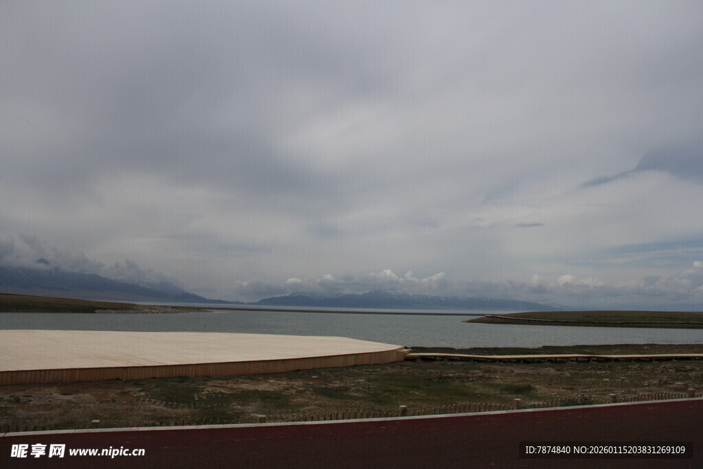 公路边的湖景与多云天空