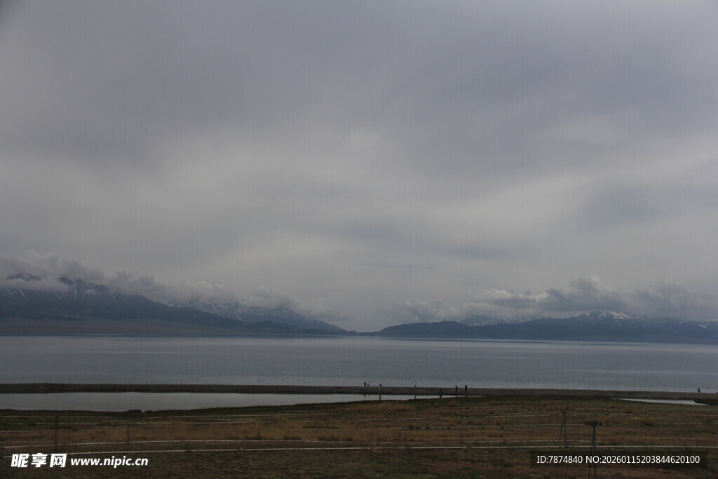 阴天下的广阔水域与远山
