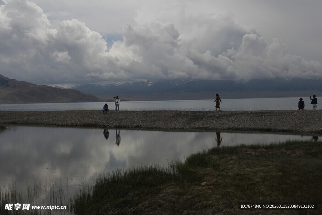 湖畔风景 几人漫步赏景