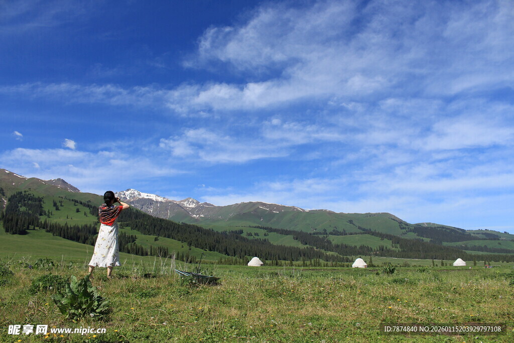 草原上的悠然女子
