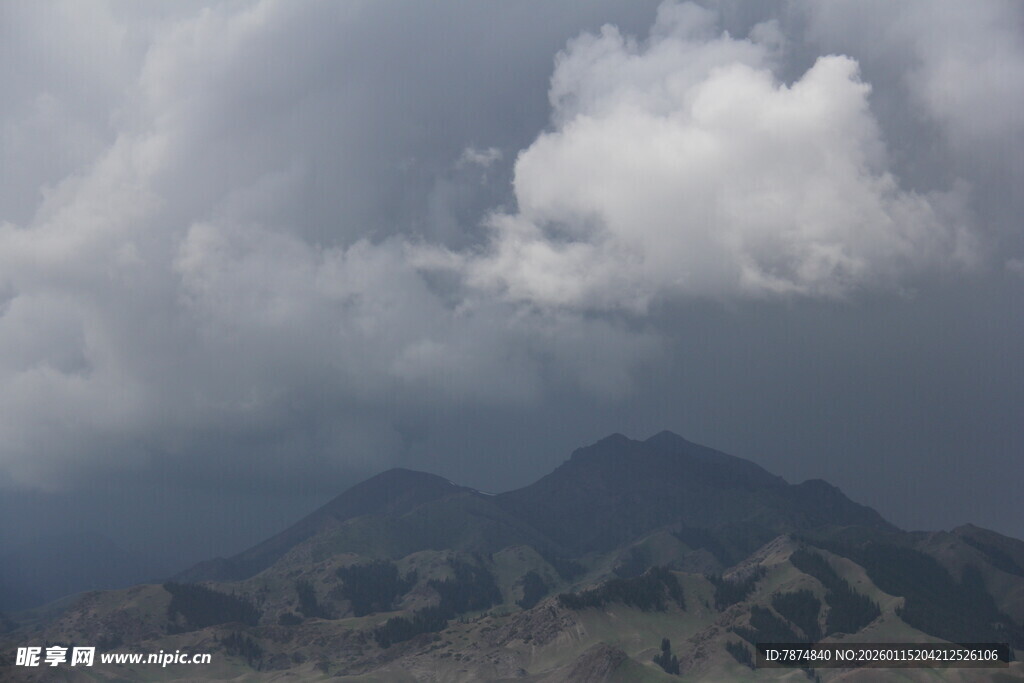 乌云下的山峦风光