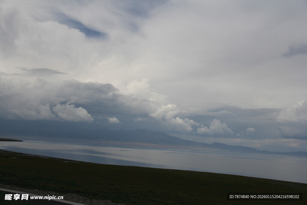 湖畔乌云密布的壮阔景象