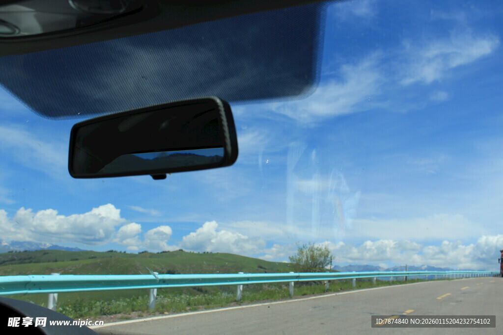 车内视角看蓝天白云公路
