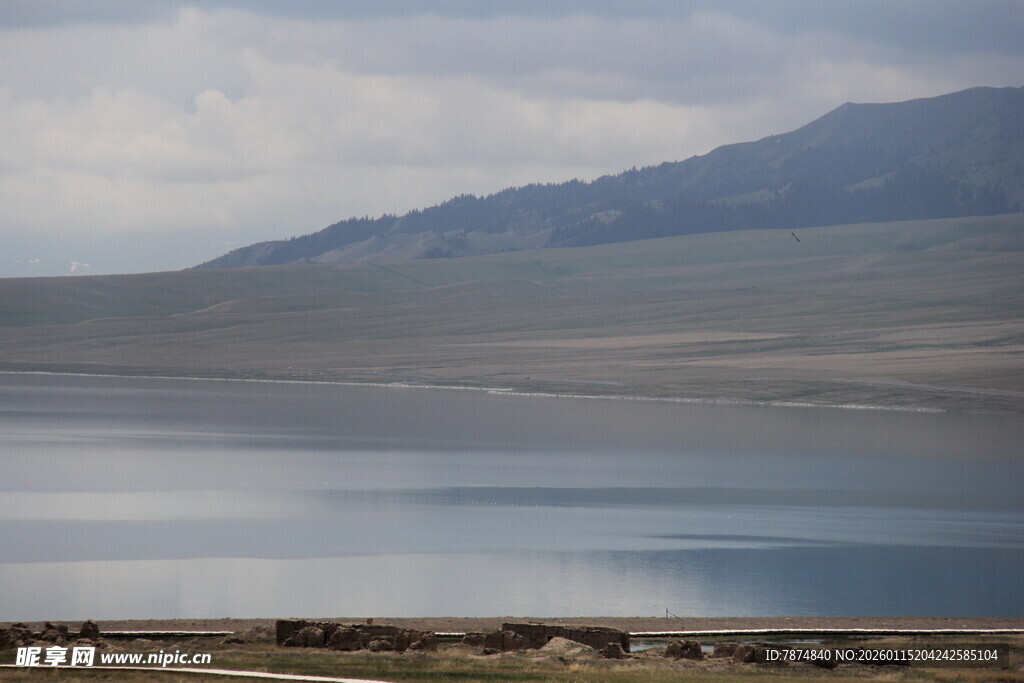宁静湖景与远山