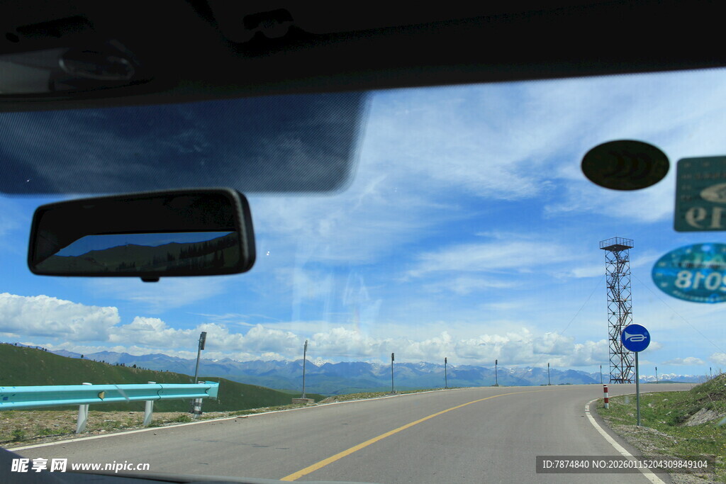 公路行车视野中的蓝天白云