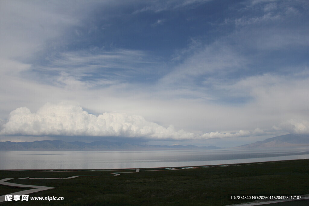 广阔天空下的平坦风景