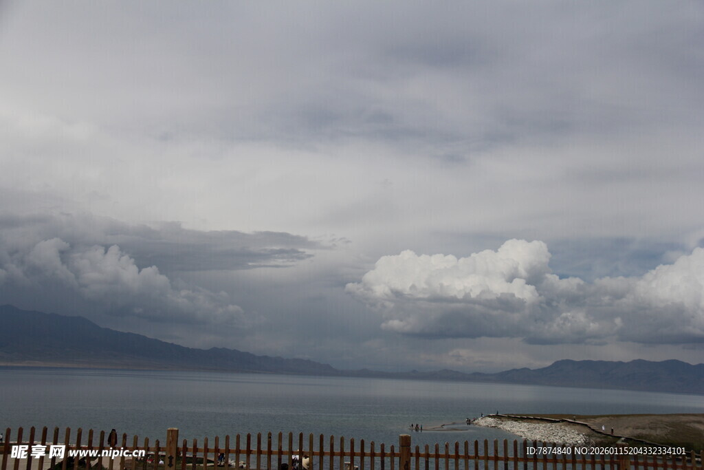 阴云下的辽阔水域景观