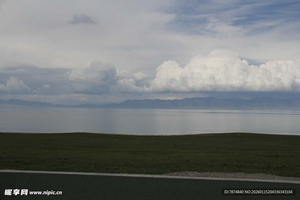 公路旁的辽阔湖景与白云