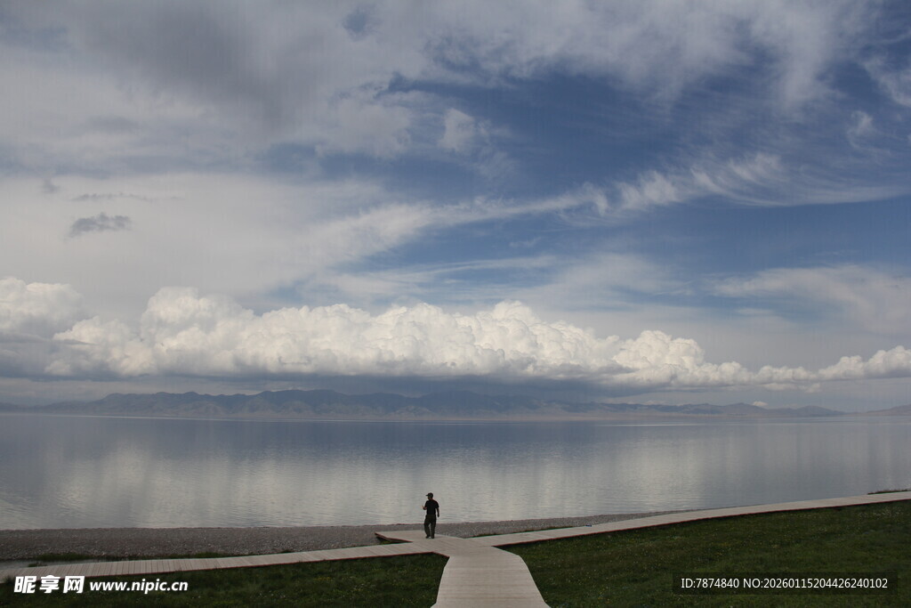 湖畔独行者 天地共悠然