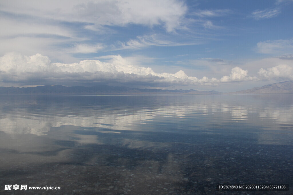 天空之镜般的美丽湖面