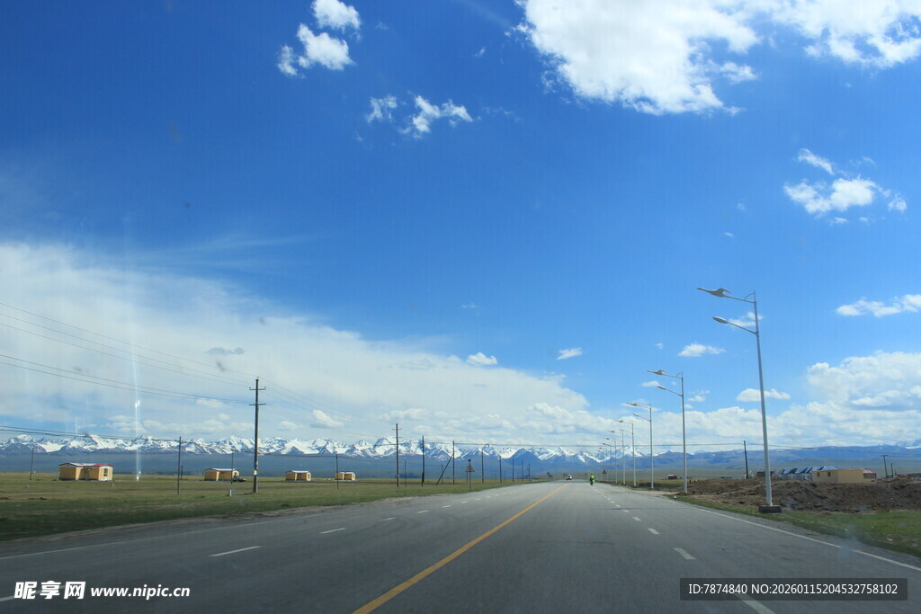 宽阔公路通向蓝天白云