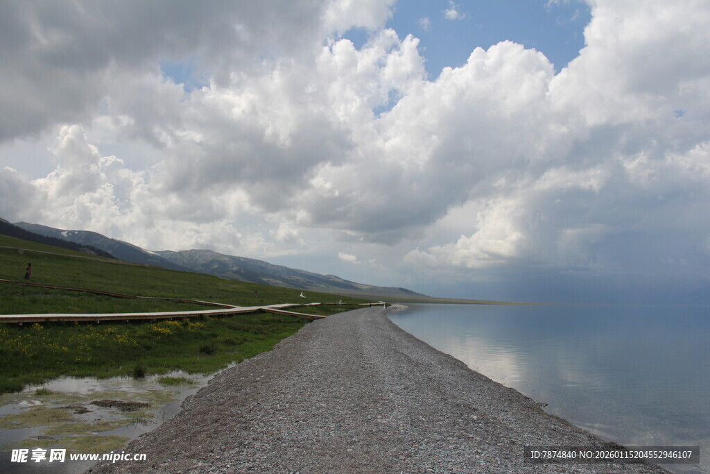 湖畔公路 蓝天白云相伴