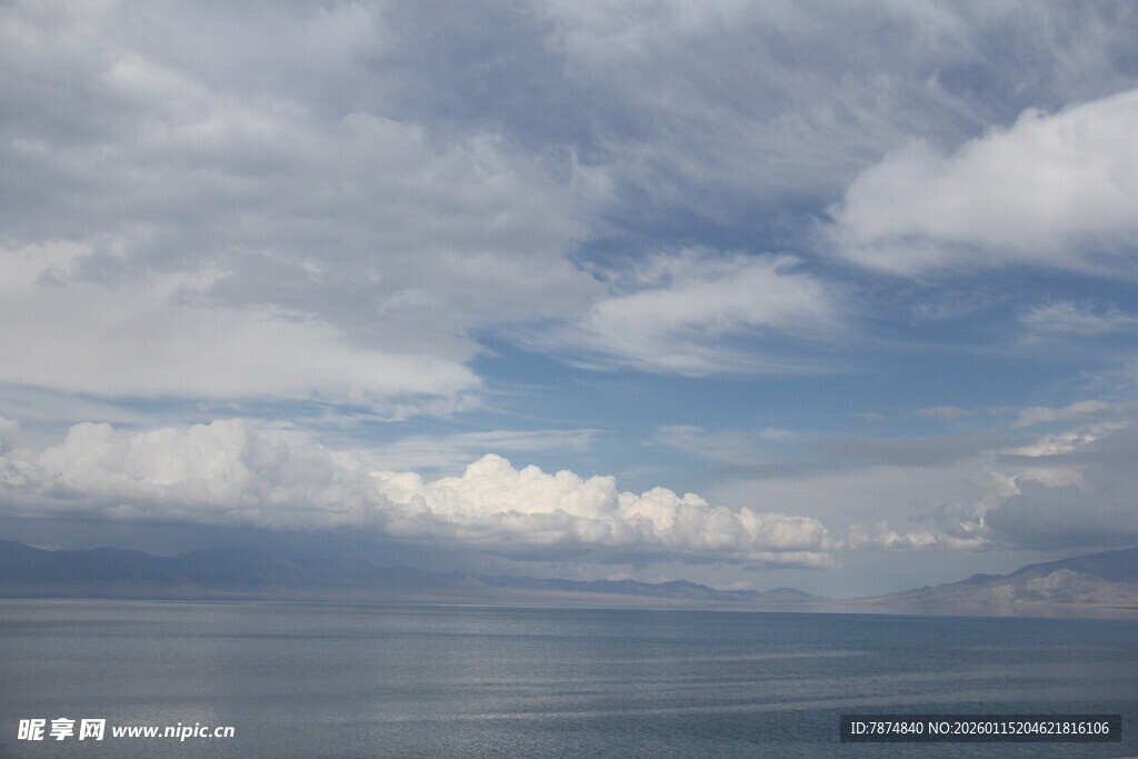 蓝天白云下的辽阔水域