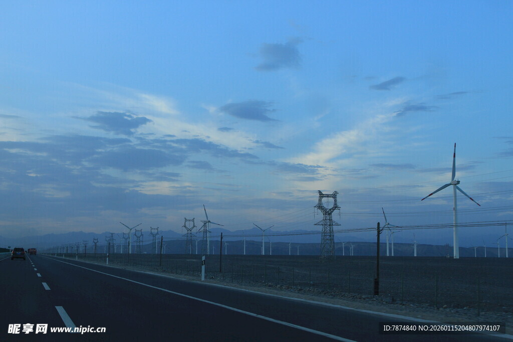 公路旁的风力发电景观