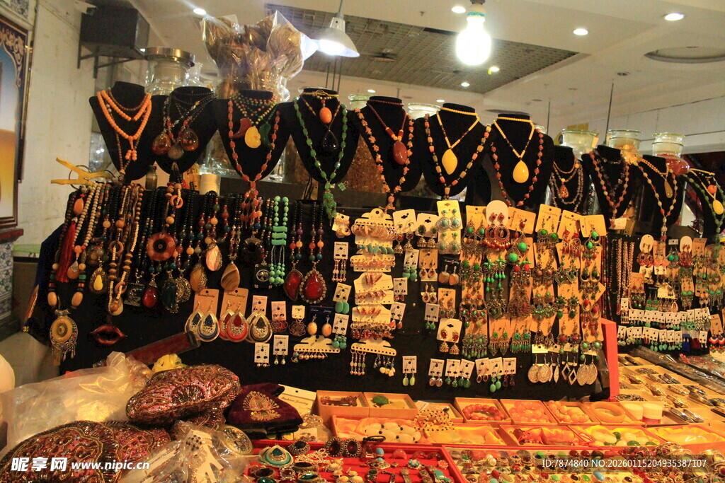 民族风饰品摆满货架