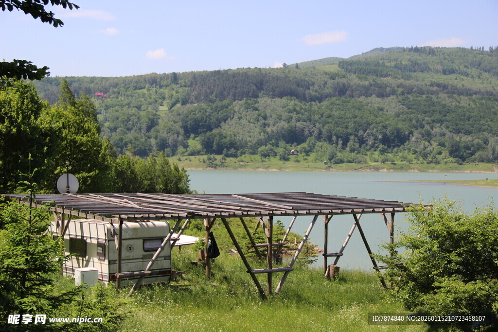 湖畔绿荫下的休闲户外空间