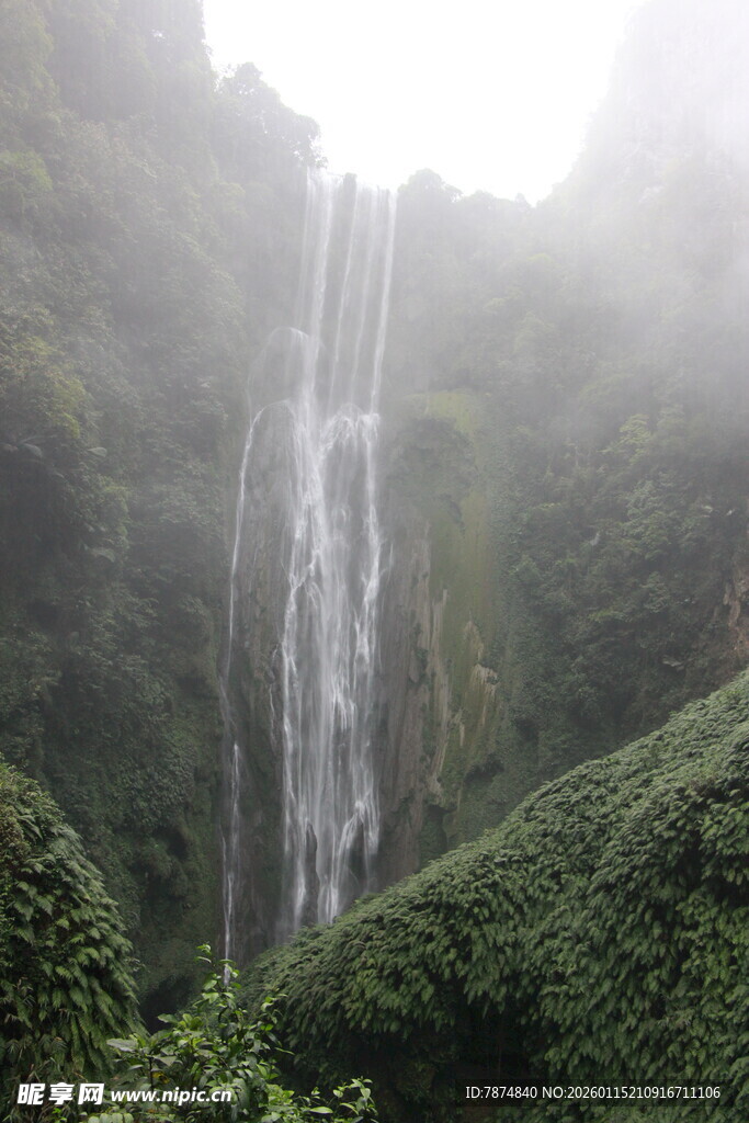 山间瀑布 绿意环绕的美景