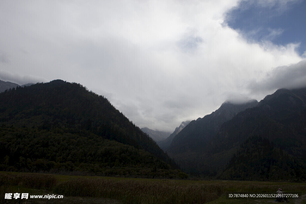 山间云雾缭绕的壮美景色