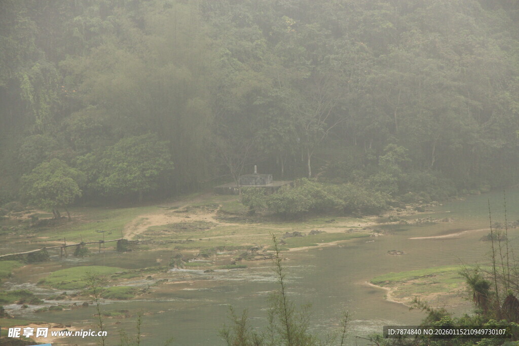 山间迷雾中的静谧河流