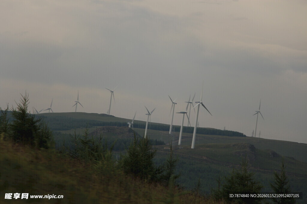 山坡上的风力发电机组