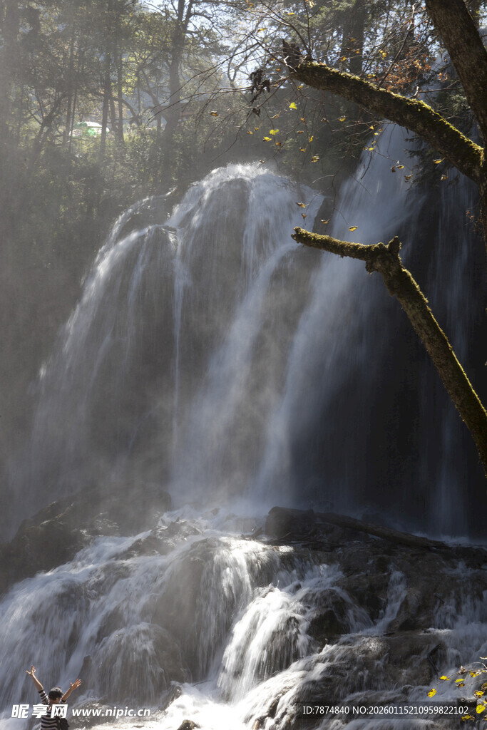 山林间的潺潺瀑布美景