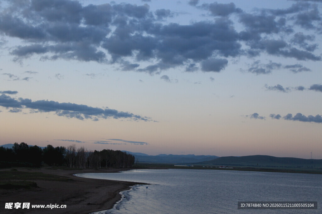 湖畔黄昏美景
