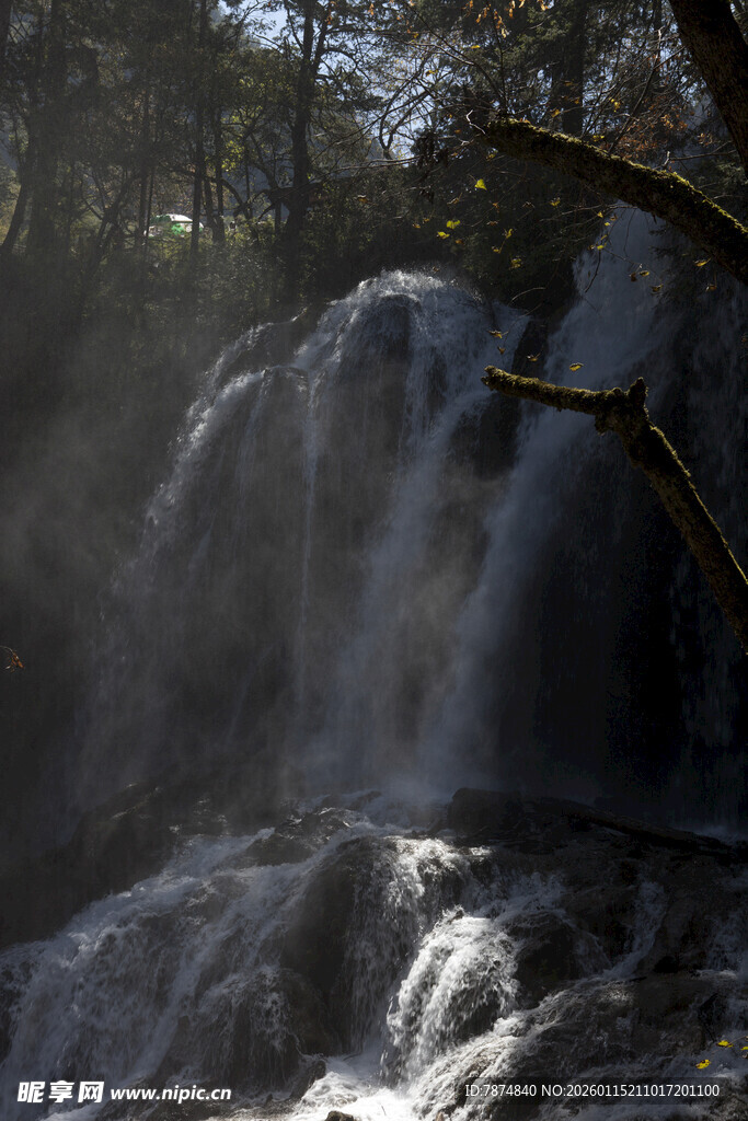 山林间的潺潺瀑布美景
