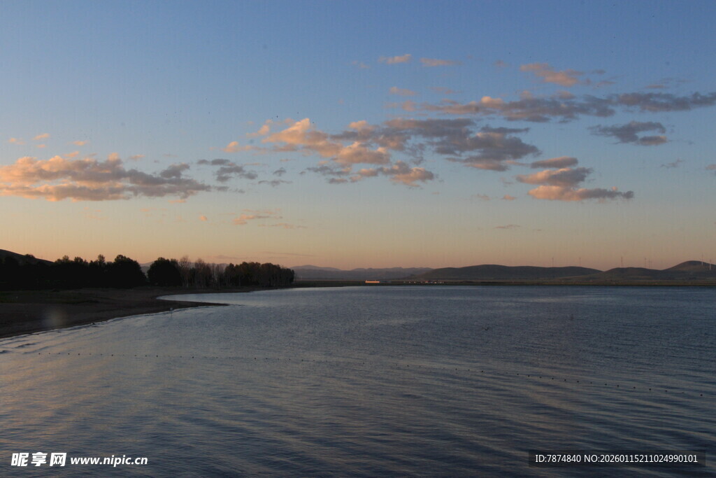 湖畔黄昏美景