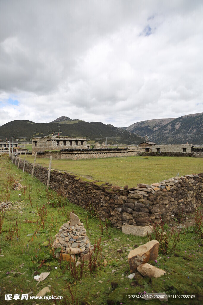 乡村田野石墙与远山风景