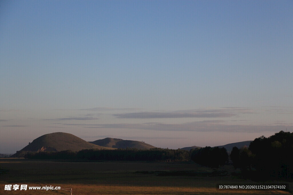 黄昏下的远山与开阔田野