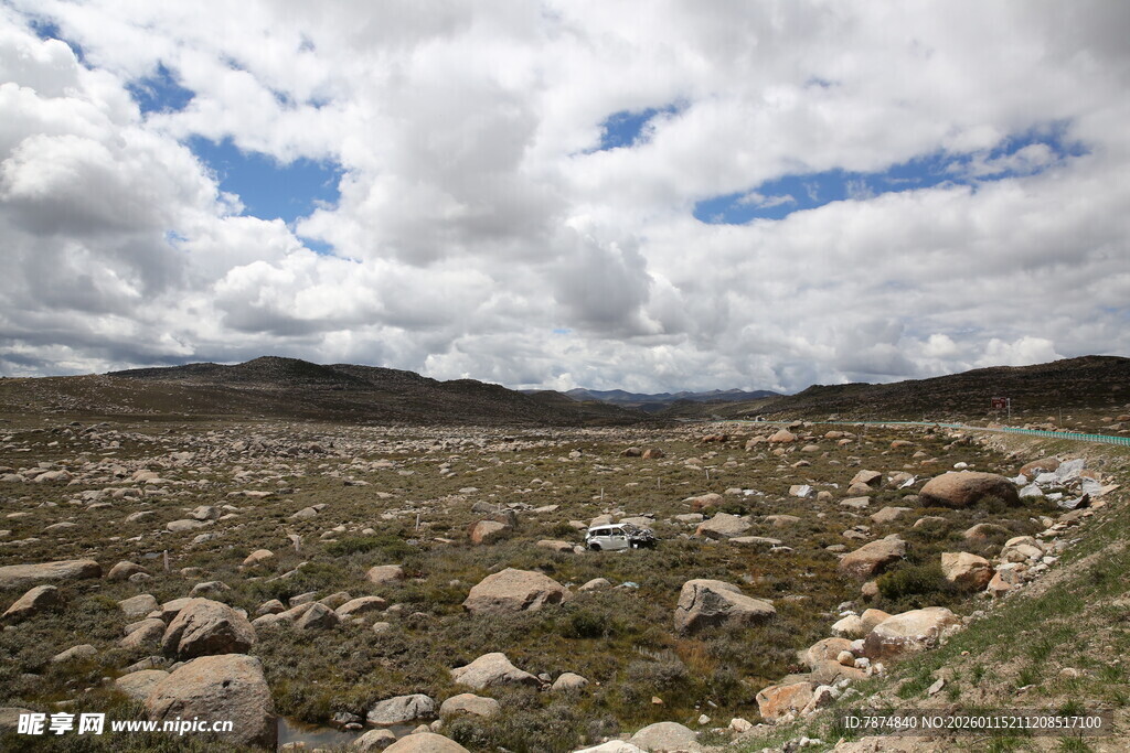 荒野碎石景观 云绕山峦