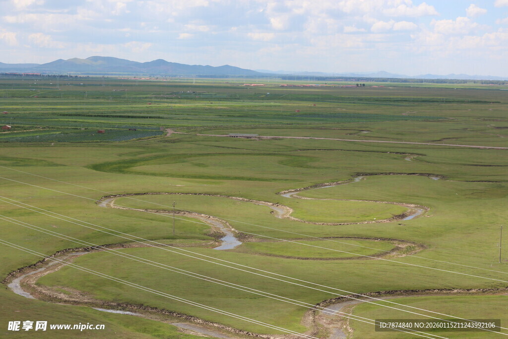 广袤草原上的蜿蜒河流