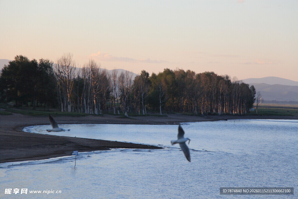 夕阳下湖畔的垂钓者
