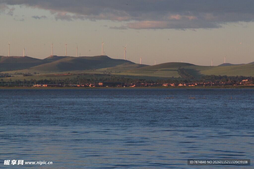 湖畔远山 宁静自然风光