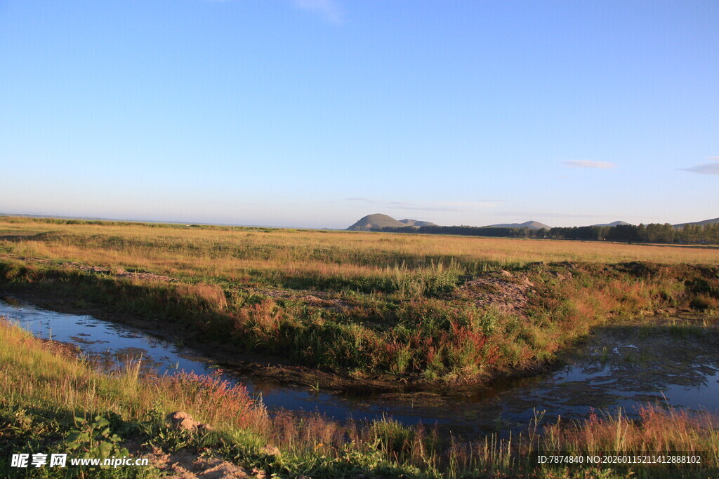 田野间蜿蜒小河风景图